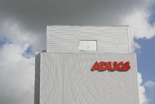 Подозреваемые по делу о торговле людьми на предприятии «Adugs» внесли залоги в размере 5 000 и 10 000 евро