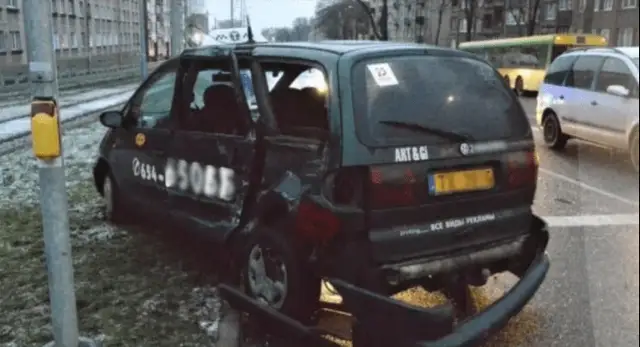Не работал светофор: в Даугавпилсе автобус снес такси. ФОТО, ВИДЕО