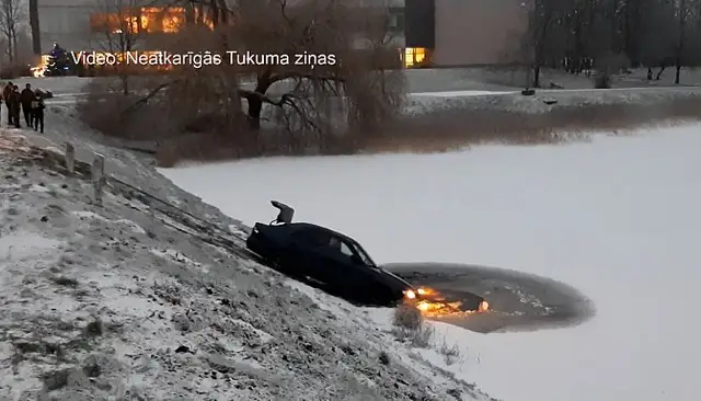 Занесло на дороге: в Тукумсе машина упала в пруд, водитель смогла выплыть сама