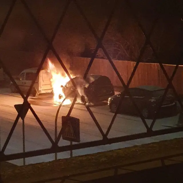 В Даугавпилсе сгорела очередная машина, возможно, орудует поджигатель (видео)