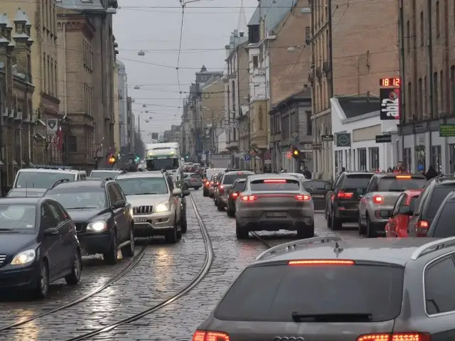 Спешат покинуть столицу? В Риге образовались предпраздничные пробки