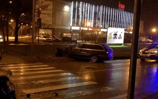 Развозчик еды на Renault столкнулся с BMW в Пардаугаве и попал в больницу