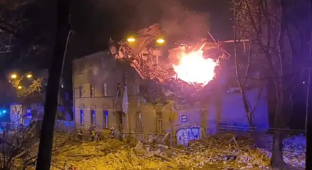 Sprādzienā daļēji nobrukusi trīsstāvu dzīvojamā ēka Āgenskalnā