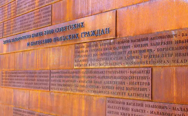 Российская пропаганда берет курс на отрицание трагедии Катыни: «Мемориал» судится за память