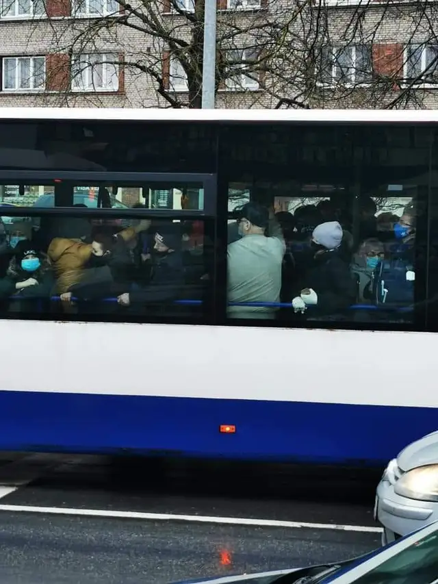 «Rīgas satiksmes» transports vietām pārpildīts; uzņēmums izmantojot visus tam pieejamos transportlīdzekļus
