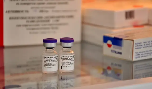 Вакцина BioNTech/Pfizer не только защищает от Covid-19, но и предотвращает передачу: исследование