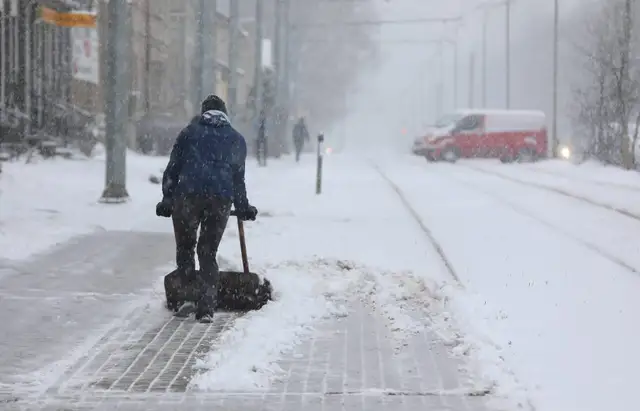 Sestdien turpinās snigt; Rīgā spēkā oranžais brīdinājums