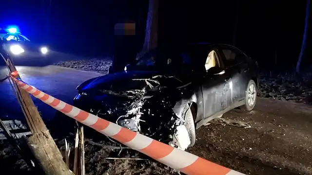 Спешил вернуться домой до комендантского часа: в Юрмале машина влетела в столб