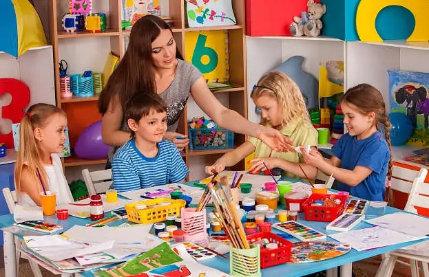 Pirmsskolas izglītības pedagogu zemākās darba algas likmes regulējumu atzīst par neatbilstošu Satversmei