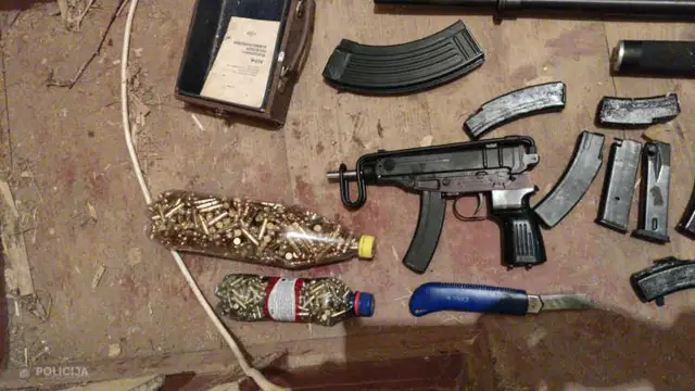 Полиция обнаружила внушительный арсенал оружия в Латгалии; подозреваемый задержан