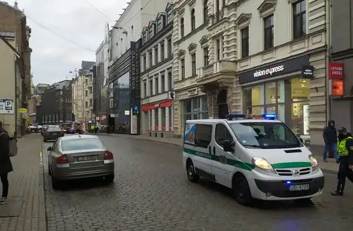 Пожар в кафе в центре Риги: 1 пострадавший, 10 эвакуировано. Движение перекрыто