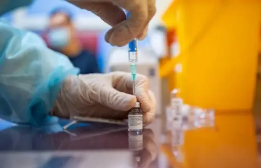 «AstraZeneca» apstiprina svētdien atvesto Covid-19 vakcīnu izmantošanu