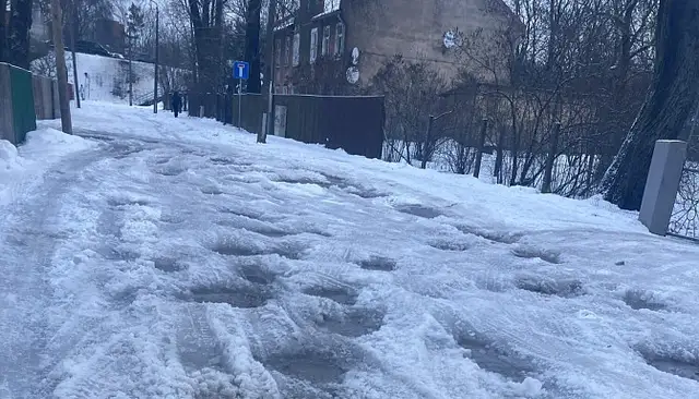 Объездная улица в Пардаугаве усыпана ямами, всю зиму нет дворника. Рижская дума почему-то не реагирует