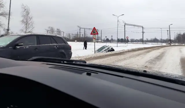 Что творится на дорогах Латвии? Снегопад и метель привели к множеству аварий  (ФОТО)
