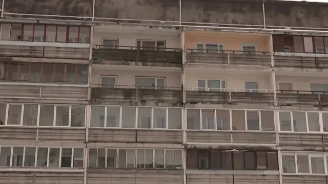 «Живем зимой с открытыми окнами, вонь ужасная»: коммунальщики не спешат чистить квартиру, в которой месяц лежал труп