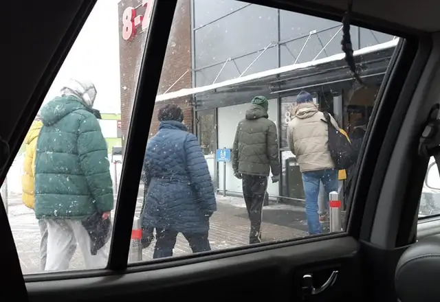 А за стоянку не оштрафуют, пока в очереди стою? Актуальный вопрос о парковках у магазинов