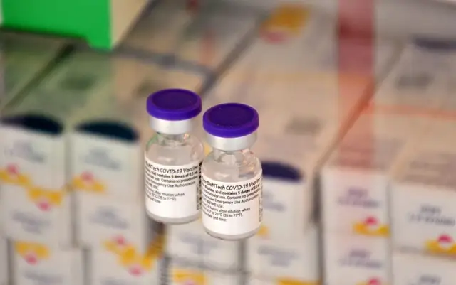 Ученые из США сравнили выработку антител у вакцинированных препаратами Pfizer и Moderna