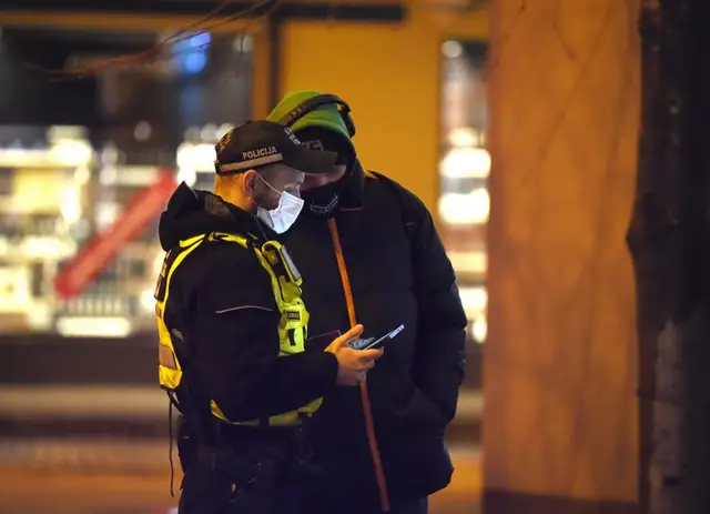 Arī aizvadītajā naktī virkne cilvēku nav ievērojuši komandantstundu