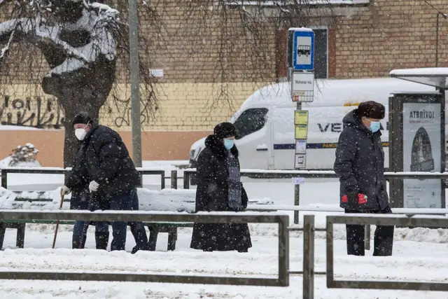 Два года без крыши: когда на рижские остановки вернут навесы?
