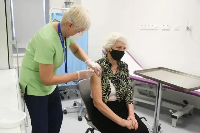Šonedēļ turpināsies senioru vakcinācija bez iepriekšēja pieraksta liela mēroga centros