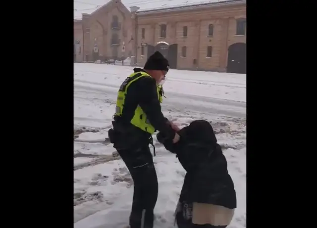 Полицейский жестоко обращается с женщиной. Что произошло — неизвестно (ВИДЕО)