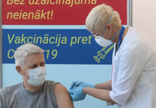 Экс-президент Валдис Затлерс, который был привит вакциной «AstraZeneca» весной, заразился Covid-19