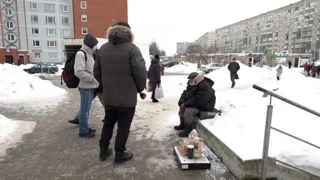 Нападение в Зиепниеккалнсе: дама облила бездомного горючей смесью и сняла на видео (ФОТО)