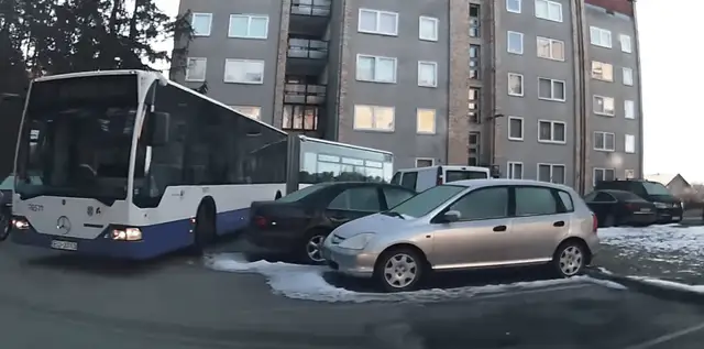 Отказали тормоза? В Улброке автобус Rīgas satiksme на большой скорости влетел во двор многоэтажек