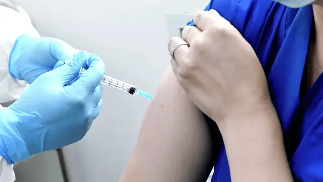 Vakcinācijas izbraukumos atļauj potēt arī vakcinējamās personas mājsaimniecības locekļus