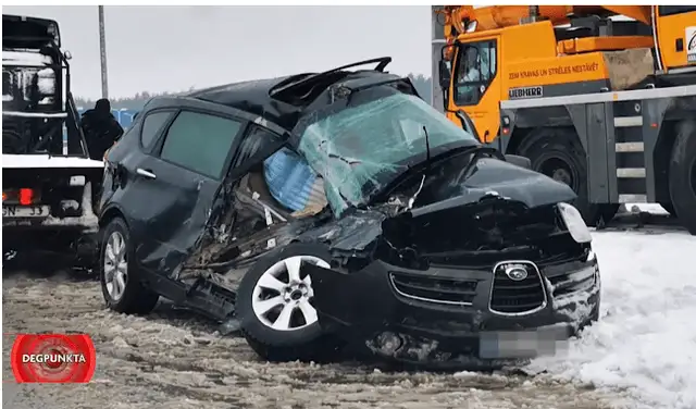 Тяжелая авария в Межциемсе: водитель надолго в больнице, автомобиль “Subaru” — на кладбище