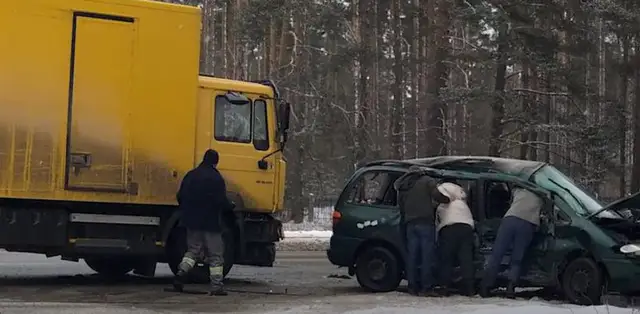 Крупная авария возле Саласпилса: столкнулись фура и минивен, пассажира пришлось «вырезать» из автомобиля