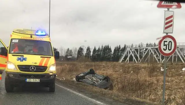 На Видземском шоссе столкнулись три машины: погибли двое водителей