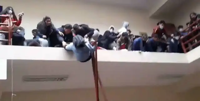 Перила не выдержали: давка на лестнице университета в Боливии привела к гибели пятерых студентов (ФОТО, ВИДЕО 18+)