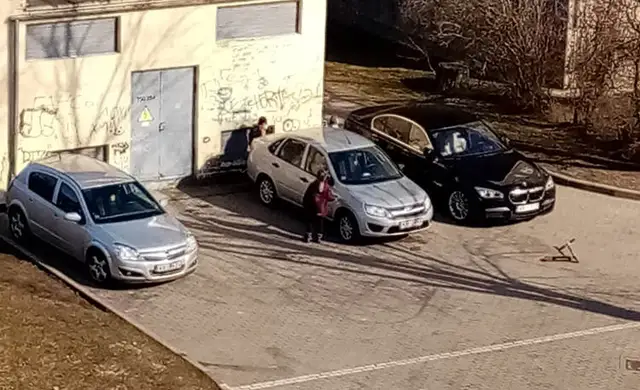 Будьте бдительны! Малолетки в Риге портят чужие автомобили: царапают, срывают поворотники и парктроники