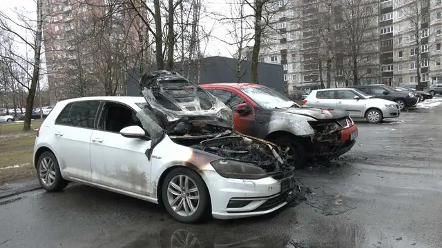 ЧП в Пурвциемсе: сгорели сразу две машины (ВИДЕО)