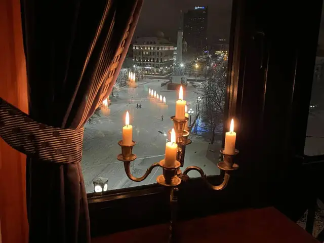 Мурниеце поставила свечи у окна гостиницы «Hotel Roma»: закрыта уже год