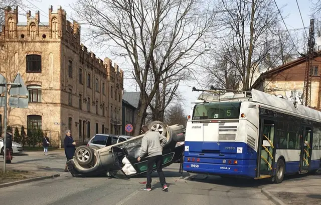 Серьезное ДТП в Агенскалнсе: движение троллейбусов и автобусов уже восстановлено