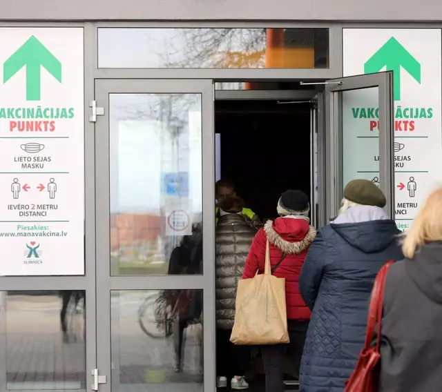 Ķīpsalā jau no agra rīta vērojama visai liela interese vakcinēties pret Covid-19, izmantojot «dzīvās rindas» iespēju