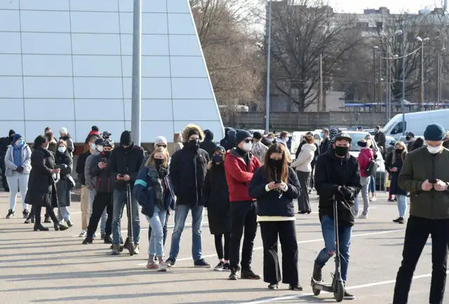 Plānošanas problēmu dēļ liela mēroga vakcinācijas centrā Ķīpsalas hallē izveidojušās iedzīvotāju rinda