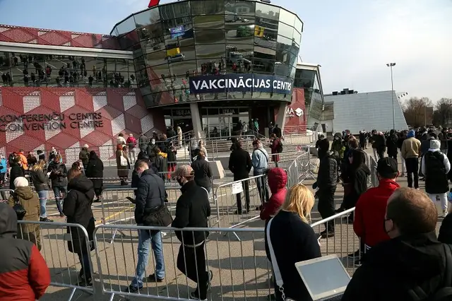«ATTA» centrā pēc Covid-19 vakcīnas rindā stāv ap 200 iedzīvotāju; vakcīnas papildu pieejamas vēl 300 iedzīvotājiem