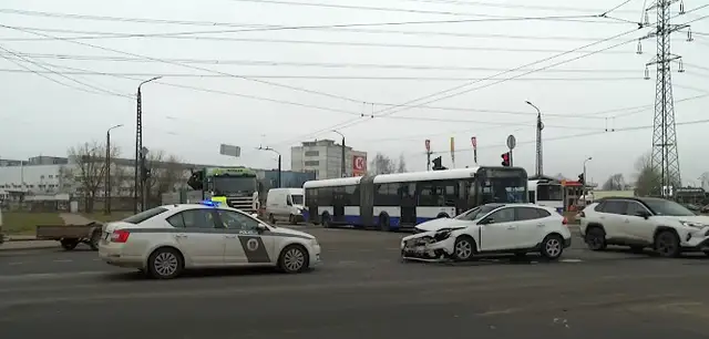 «Хотели завершить маневр, и так получилось»: крупная авария в Плявниеках чудом обошлась без жертв