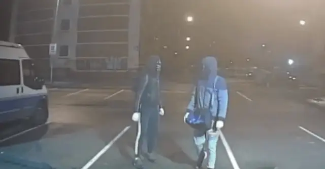 В Плявниеках ограблены пакоматы Omnivа: полиция просит помощи (ВИДЕО)