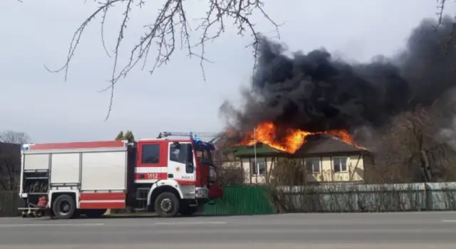 В Саласпилсе открытым пламенем горел частный дом: 1 человек пострадал (ФОТО)