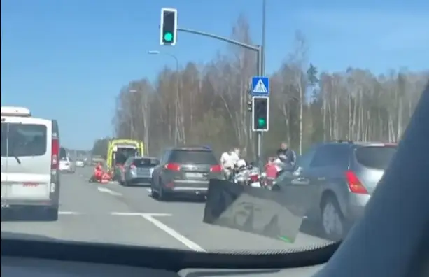 На трассе Рига-Саласпилс на пешеходном переходе сбили ребенка (ВИДЕО)