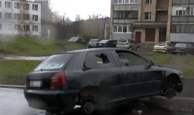 Месть? Старой Audi в Кенгарагсе разбили стекла и сняли колеса прямо возле полицейского участка