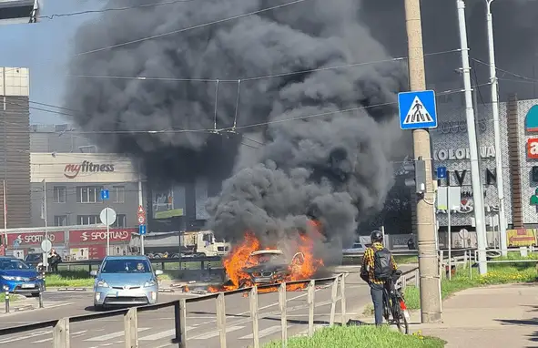 В Пурвциемсе сгорел автомобиль. На Земитанском мосту образовалась пробка (ВИДЕО)
