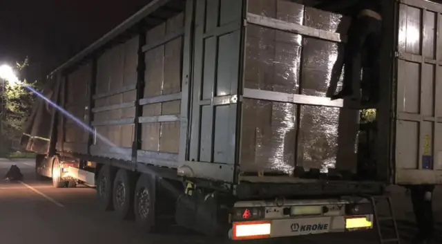 Госполиция пресекла крупную контрабанду: 720 тыс. пачек сигарет