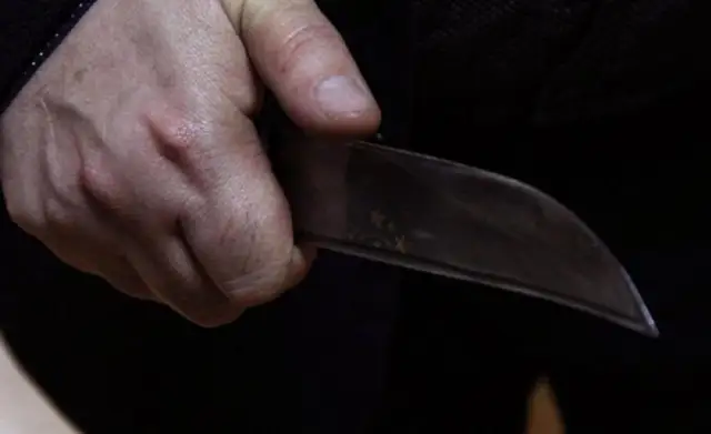 В Риге неадекватный напал с ножом на водителя троллейбуса