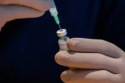 Rīgas skolās vakcinēti aptuveni 70% darbinieku