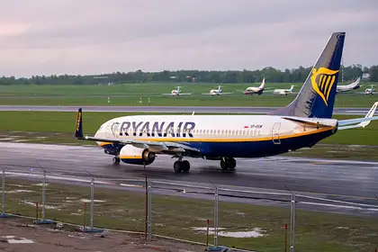 Masu kautiņa dēļ “Ryanair” lidmašīna spiesta veikt avārijas nosēšanos: aizsākās viss ar nevainīgu lūgumu